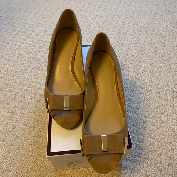 Michael Kors Tan Suede Bow Wedges size 7 - Picture 2 of 6